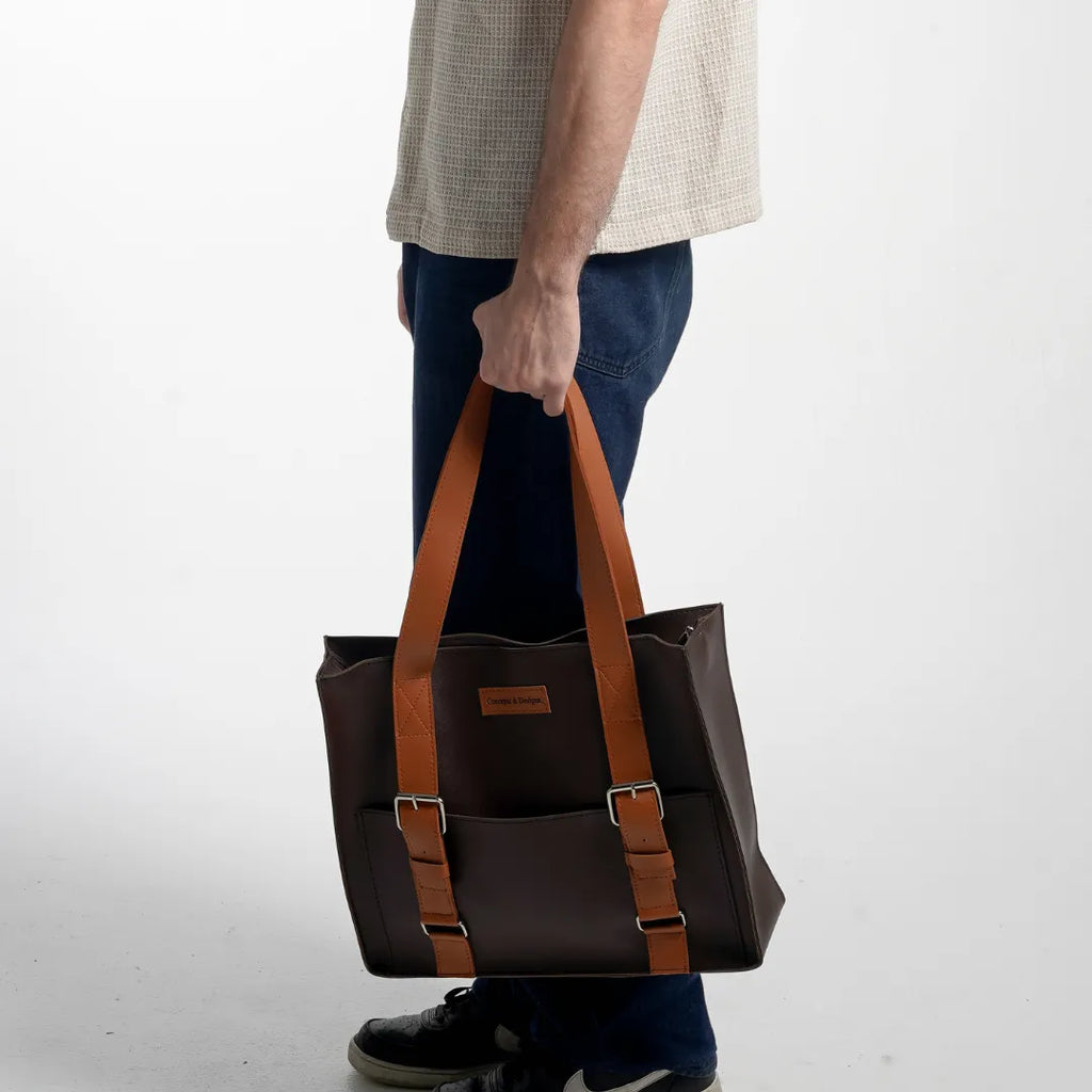 Man holding a brown leather bag against a white background
#color_espresso