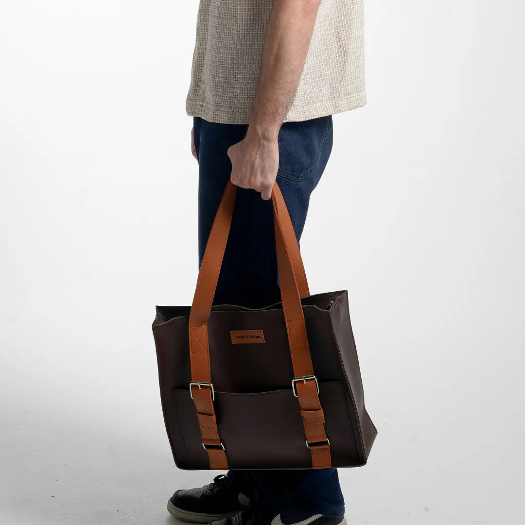 Man holding a brown leather bag against a white background
#color_espresso
